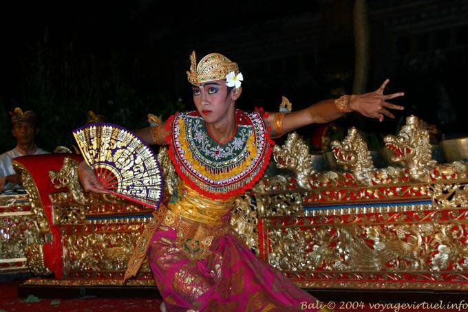 Bailarina Príncipe con ventilador, Barong danza - Bali