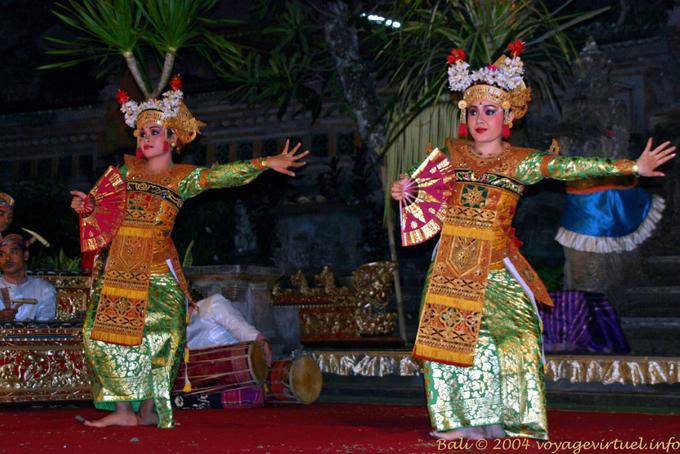 Disfraces y fans, la danza Barong - Bali
