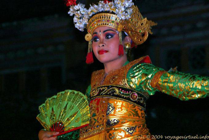 La delicadeza y la belleza de la bailarina y traje, danza Barong - Bali