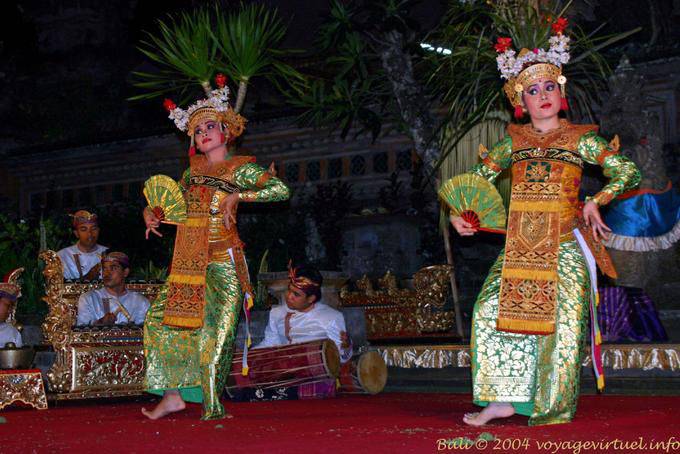 Los aficionados y los trajes, balinesa Barong danza - Bali