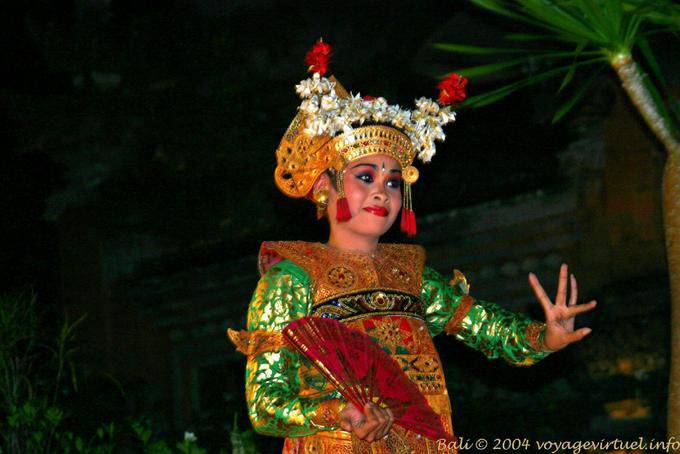 Sonrisa puesta en escena tradicional, danza Barong - Bali