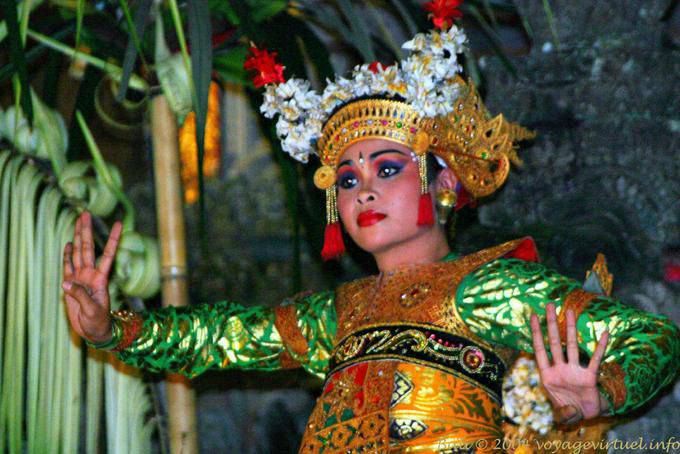 Danza Legong caracterizado por movimientos de los dedos complejos - Bali