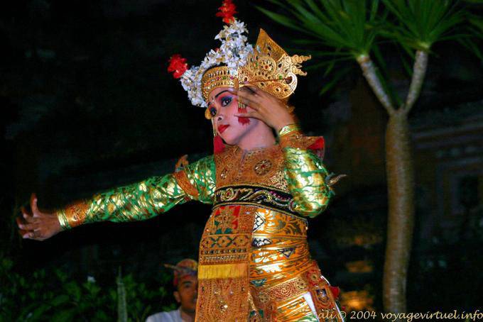 Bailarín con vestido bordado de oro y un tocado decorado con flores, Barong danza - Bali