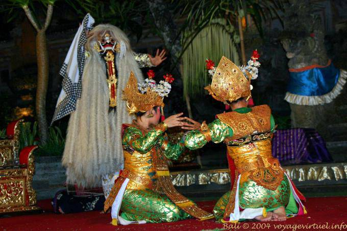 Llegada de Barong, danza balinesa de Ubud - Bali