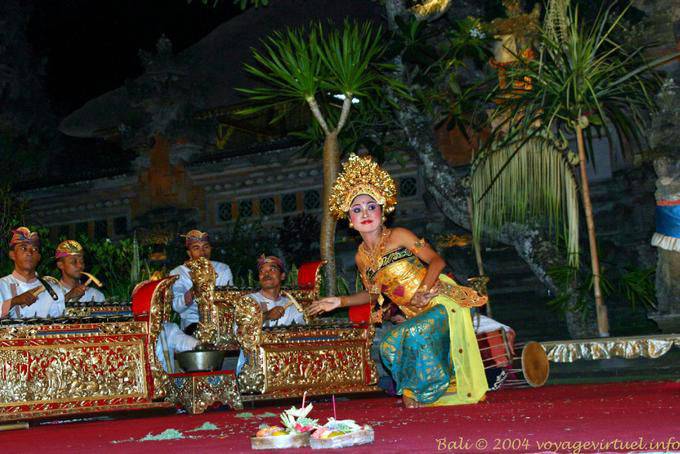 Bailarina y orquesta tradicional, Ubud Barong - Bali
