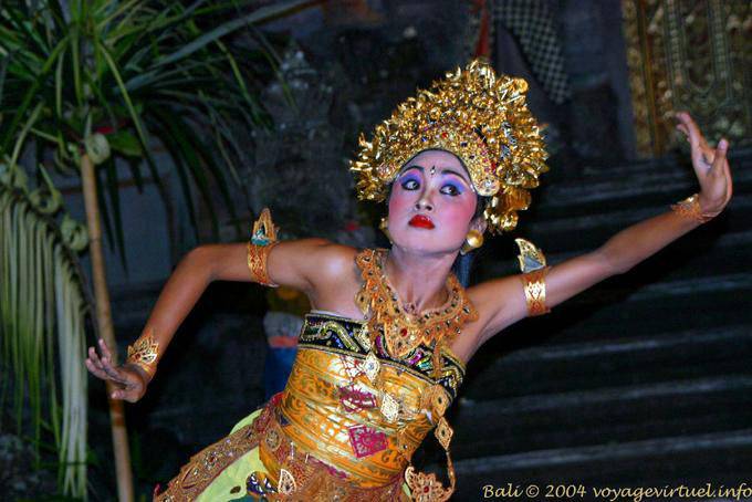 Figura clásica de danza balinesa Barong Ubud - Bali