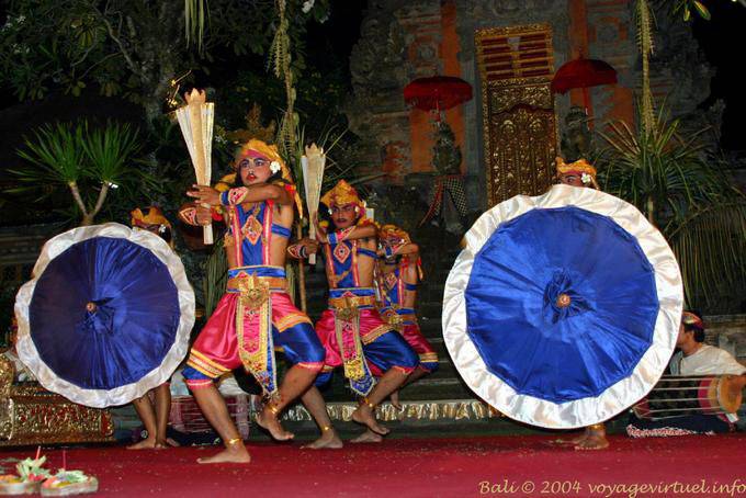 Paraguas abiertos y bailarines Marciales, Barong Ubud - Bali