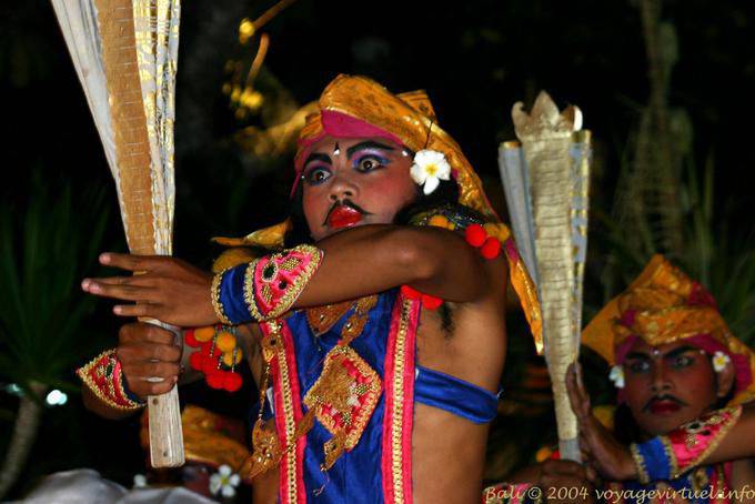 Bailarina de Bali Ubud Barong vistiendo ojo gama cerrada - Bali