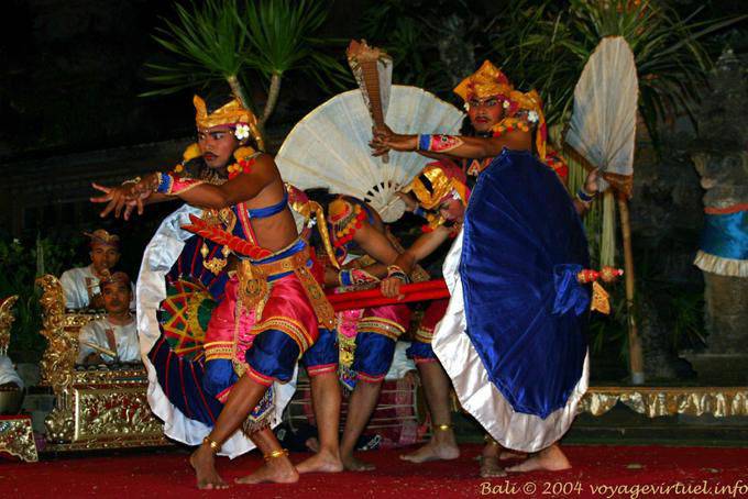 Bailando con aficionados de los Gigantes, Ubud Barong danza - Bali