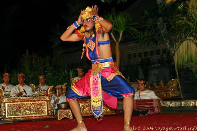 Bailarina Rey antes Batubulan orquesta, Ubud Bali Barong danza - Bali