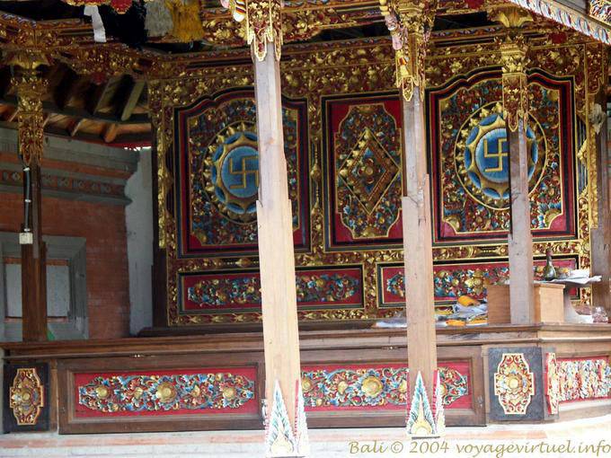 Décoration intérieur temple Pura Ulun Danu (Ulundanu Bali )