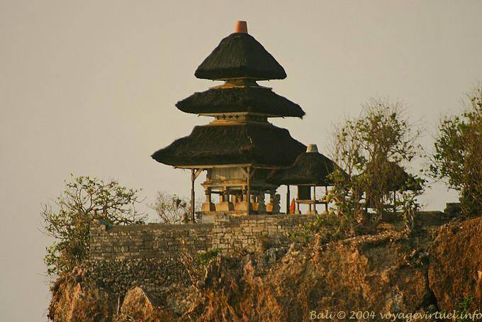 En el borde del acantilado, Pura Uluwatu Luhu - Bali