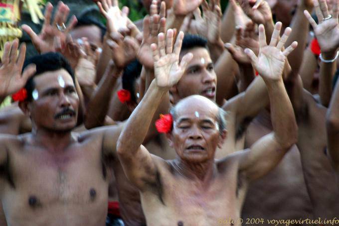 Coro trance puntuando danza Kecak Uluwatu - Bali