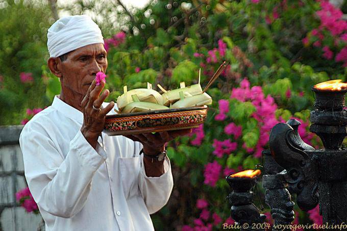 Sacerdote y ofrendas a Uluwatu - Bali