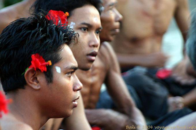 Los hombres jóvenes flor de hibisco Uluwatu Kecak danza - Bali