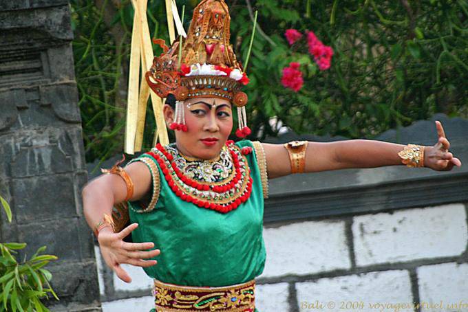Mira bailarín, postura rígida, Kecak danza en Uluwatu - Bali