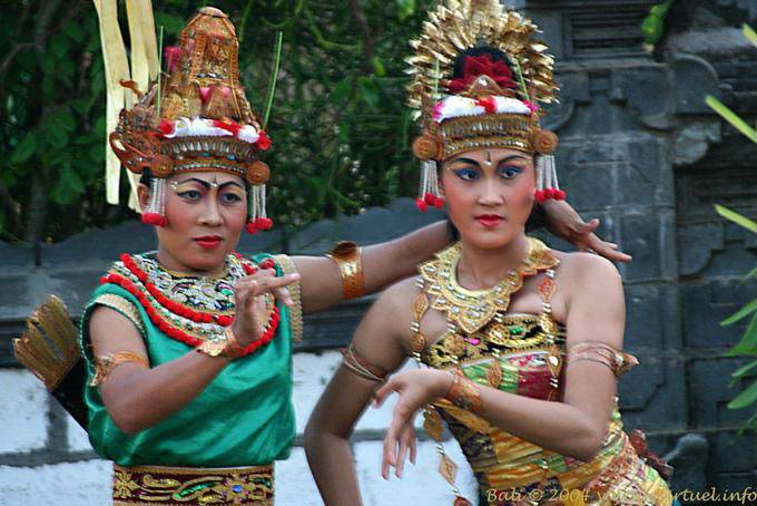 Las expresiones faciales de los bailarines, danza Kecak en Uluwatu - Bali