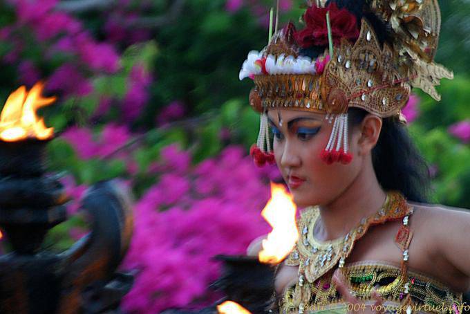Bailarín bajo su flor casco, Kecak danza en Uluwatu - Bali