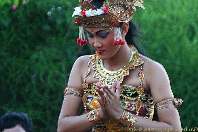 Bailarina Kecak con los ojos bajos, Uluwatu - Bali