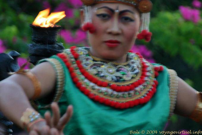 Antes de que el fuego de la antorcha, Uluwatu Kecak danza - Bali