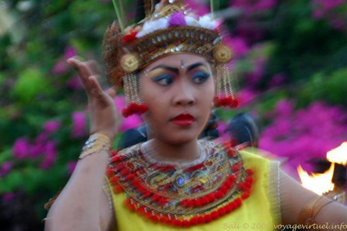 Danza enmascarado movimiento en Uluwatu - Bali