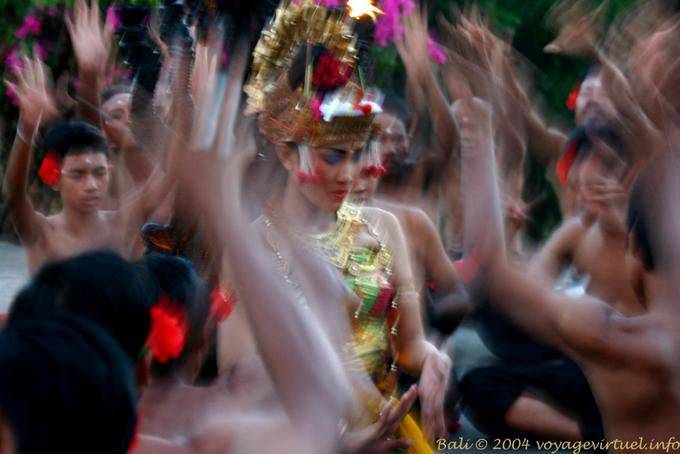 En el borde del trance Uluwatu Kecak Danza - Bali