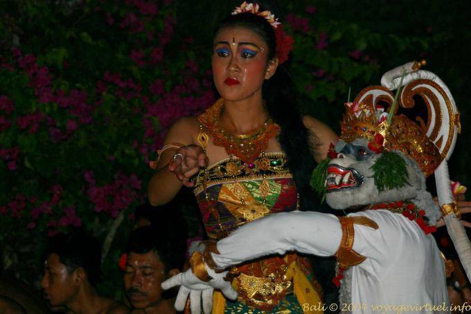 Intervención de Hanuman, el jefe de los monos, Uluwatu Kecak danza - Bali