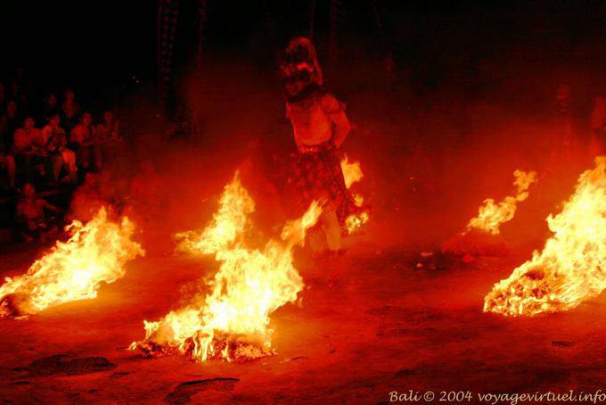 Danza del trance en las llamas Uluwatu Kecak - Bali