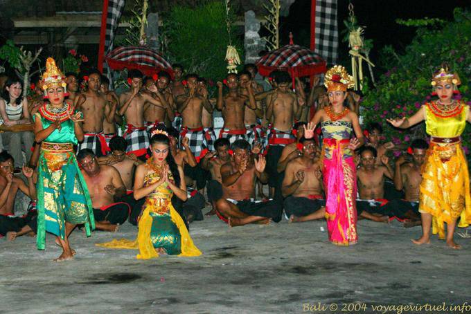 Cacophony de chak-Achak-Achak, Kecak danza en Uluwatu - Bali