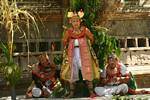Kriss danza, Sahadewa atado a un árbol en frente del Templo de la Muerte, Bali.