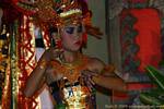 Belleza de una joven bailarina de Bali, bailar Ramayana Nusa Dua, Bali.