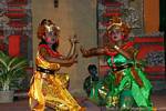 Rodillas al ritmo del gamelan, bailar Ramayana Nusa Dua, Bali.