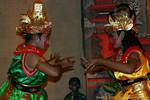 Bailarines con gestos delicados y posturas típicas, bailar Ramayana Nusa Dua, Bali.