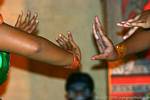 Concéntrese en gestos de la mano de los bailarines, bailar Ramayana Nusa Dua, Bali.