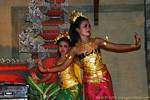 Niñas ballet, danza Ramayana Nusa Dua, Bali.