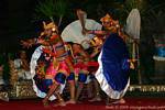 Bailando con aficionados de los Gigantes, Ubud Barong danza, Bali.