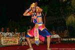 Bailarina Rey antes Batubulan orquesta, Ubud Bali Barong danza, Bali.