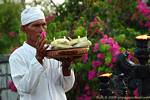 Sacerdote y ofrendas a Uluwatu, Bali.