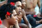 Los hombres jóvenes flor de hibisco Uluwatu Kecak danza, Bali.