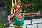 Mira bailarín, postura rígida, Kecak danza en Uluwatu, Bali.