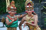 Las expresiones faciales de los bailarines, danza Kecak en Uluwatu, Bali.