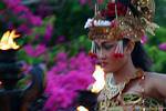 Bailarín bajo su flor casco, Kecak danza en Uluwatu, Bali.
