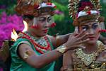 Desenfoque de movimiento encendió, Kecak danza en Uluwatu, Bali.