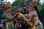 Intento de secuestro, Kecak danza en Uluwatu, Bali.