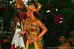 Bella princesa en peligro, Uluwatu Kecak danza, Bali.