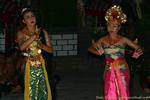 Sita bajo la protección de Laksamana, Kecak danza en Uluwatu, Bali.