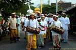 Procesión religiosa en una calle Sangsit, Pura Beji, Bali.