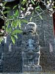 Estatua delante del relieve Maduwe Karang, Bali.