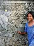 En frente de la escultura de la pared de los holandeses Nieuwenkamp, Maduwe Karang, Bali.
