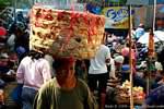 Cesta tejida en el mercado Gianyar, Bali.